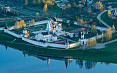 Luftaufnahme der Annahme Abbey umgeben von Bäumen und Fluss, staritsa, Russland.