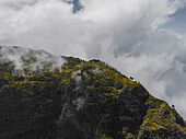 Luftaufnahme einer Bergkette mit tief hängenden Wolken auf der Insel Madeira, Portugal.