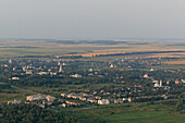 Luftaufnahme des malerischen Suzdal mit historischen Kirchen und Klöstern, umgeben von üppig grünem Ackerland, Oblast Wladimir, Russland