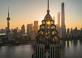 Shanghai, China, 17. Mai 2017: Luftaufnahme der Skyline von Shanghai bei Sonnenuntergang mit dem Huangpu-Fluss im Vordergrund, Huangpu District, Shanghai, China.