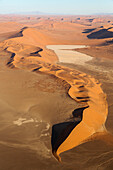 Luftaufnahme von Sanddünen in der Namib-Wüste. Die Kameldornbäume (Acacia erioloba) wachsen entlang des trockenen Flussbettes des Tsauchab-Flusses. Am Abend, Namib-Naukluft-Nationalpark, Namibia.