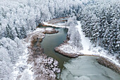 Luftaufnahme der schneebedeckten Winterlandschaft der Zaisa-Bucht im Kaunas-Stausee, Litauen.