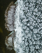 Luftaufnahme eines schwimmenden Eisbergs in der Gletscherlagune Jokulsarlon in Island.