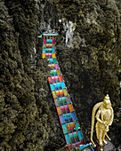 Luftaufnahme der Regenbogensterne in den Batu-Höhlen, einem berühmten Hindu-Tempel und touristischen Ort in Kuala Lumpur, Malaysia