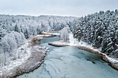 Luftaufnahme der schneebedeckten Winterlandschaft der Zaisa-Bucht im Kaunas-Stausee, Litauen.