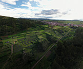 Luftaufnahme einer schönen landwirtschaftlichen Landschaft in Chinchero, Departamento del Cuzco, Peru.