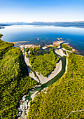 Luftaufnahme eines ruhigen Sees, in dem sich ein üppiger grüner Wald und majestätische Berge spiegeln, Abisko National Park, Schweden.