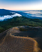 Luftaufnahme der vulkanischen Landschaft der Insel La Palma mit Santa Cruz im Hintergrund, Kanarische Inseln, Spanien.