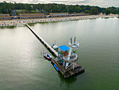 Luftaufnahme des Strandbads Wannsee mit Booten und einer Seebrücke, Nikolassee, Deutschland.