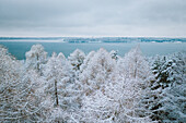 Luftaufnahme des Stausees von Kaunas an einem bewölkten Wintertag mit dem Kloster Pazaislis am Horizont, Kaunas, Litauen