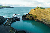 Luftaufnahme der Blauen Lagune in der Nähe des Strandes von Abereiddy, in der Nähe von St. David's, Pembrokeshire-Küstenweg, Pembrokeshire, Wales, UK