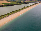 Luftaufnahme von Start Bay, Slapton Ley Nature Reserve und Slapton Sands bei Torcross, South Devon, UK.