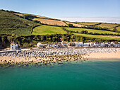 Luftaufnahme von Beesands, zwischen Hallsands und Torcross an der Küste der Start Bay in Süd-Devon, England. Beesands ist ein beliebtes Touristenziel und Fischerdorf