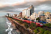 Colombo, Sri Lanka - 01. Januar 2022: Luftaufnahme eines Zuges, der entlang der Küste des Indischen Ozeans in der Stadt Colombo fährt.