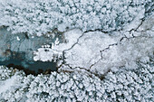 Luftaufnahme eines schneebedeckten Flusstals im Winter in Kaunas, Litauen