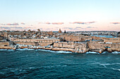 Luftaufnahme von Valletta Stadt Architektur in der Abendzeit, Malta Insel.