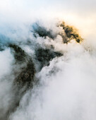 Luftaufnahme der mystischen Wolken im Nationalpark Caldera de Taburiente, Insel La Palma, Kanarische Inseln, Spanien