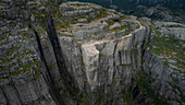 Luftaufnahme der majestätischen Preikestolen-Klippe mit zerklüfteten Felsformationen und dramatischen Erhebungen, Preikestolen, Norwegen