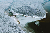 Luftaufnahme einer zugefrorenen Bucht im Winter in Kaunas, Litauen