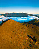 Panoramablick auf die Landschaft der Insel La Palma am Morgen mit Wolken im Hintergrund, Kanarische Inseln, Spanien.