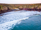 Luftaufnahme von Caerfai Bay, St David's, Pembrokeshire, Wales