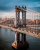 Luftaufnahme der Manhattan-Brücke von Brooklyn, auch bekannt als Dumbo in New York City, USA