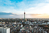 Luftaufnahme des Colombo Lotus Fernsehturms und des Stadtteils Wekanda im frühen Morgenlicht, Colombo, Sri Lanka.