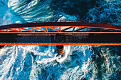 Luftaufnahme einer Brücke über das stürmische Meer in der Nähe von Valletta auf der Insel Malta.