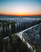 Luftaufnahme der magischen Frühlingszeit Road Trip Sonnenuntergang in litauischen Landschaft, Uzusaliai, Kaunas, Litauen.