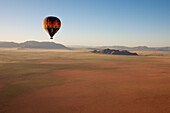 Luftaufnahme des Heißluftballons kurz vor dem Abheben im Licht des frühen Morgens. Namib-Wüste, NamibRand Naturreservat, Namibia.