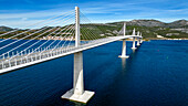 Drohnenansicht der Peljesac-Brücke, Kroatien.