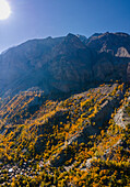 Luftaufnahme einer farbenfrohen Herbstlandschaft mit majestätischen Bergen und einem ruhigen Tal, Barah Valley, Khaplu, Ghanche District, Pakistan