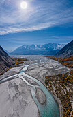 Luftaufnahme des atemberaubenden Machlu-Tals mit majestätischen Bergen und einem ruhigen Fluss, Bezirk Ghanche, Pakistan