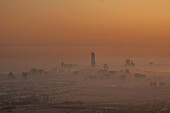 Luftaufnahme einer schönen Skyline bei Sonnenuntergang mit modernen Wolkenkratzern und Lichtern der Stadt, Dubai, Vereinigte Arabische Emirate