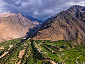 Luftaufnahme des wunderschönen Phander-Tals mit ruhigen Bergen und Feldern, Phander, Pakistan.