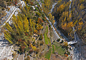 Luftaufnahme der leuchtenden Herbstfarben im Hopar-Tal, Nagar-Tal, Gilgit-Baltistan, Pakistan.