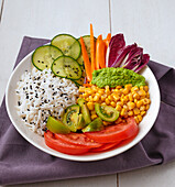 Poke-Bowl mit Reis und Gemüse