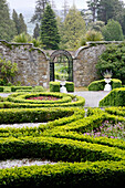 Barockes Parterre mit Buchshecken in den Woodstock Gardens (Irland)