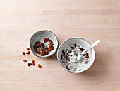 Rosinen in Puderzucker oder Mehl wälzen damit sie beim Backen nicht im Teig nach unten sinken