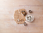 Förmchen vor dem Ausstechen in Mehl tauchen