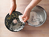 Gefettete Form mit Mehl ausstreuen und durch Bewegen gut verteilen