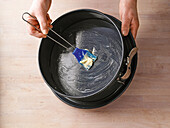 Springformboden leicht fetten - so bleibt das Backpapier gut liegen