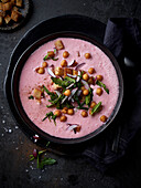 Radieschen-Minz-Suppe mit Backerbsen und Zimt-Croûtons