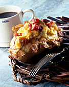 Baked Potato mit Rührei und Speck