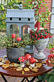 Herbstliche Dekoration mit Scheinbeere, Mühlenbeckie und Keramikpilzen
