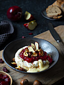 Gebackener Camembert mit Cranberry-Apfel-Chutney