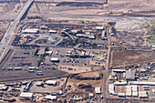 Luftaufnahme von Baker Commodities, einem Abfallentsorgungsunternehmen, und der SA Recycling Plant in Phoenxi, Arizona. Rechts ist das Speditionsunternehmen 10 Roads Express zu sehen.