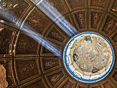 Entdecken Sie die atemberaubende Renaissance-Kuppel von La Anunciacion in Sevilla, wo das Sonnenlicht die kunstvoll gestalteten Kassettenpaneele beleuchtet.