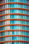 Detailaufnahme des Torre Sevilla mit seinem modernen Design und der blauen Glasfassade in Sevilla, Andalusien, bei Tageslicht.