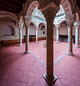 Der Patio del Santo Sepulcro zeigt die komplizierte Renaissance-Architektur aus der Mitte des 16. Jahrhunderts in Osuna, Sevilla, Andalusien, Spanien.